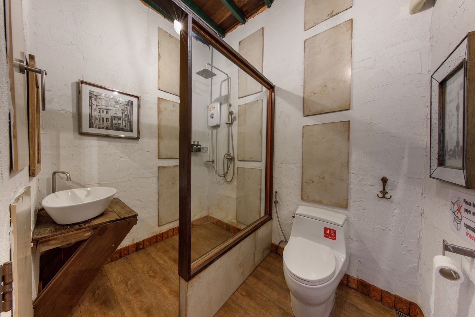 Dusch, hårtork, handdukar och tvål