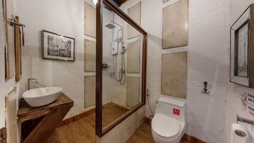 Dusch, hårtork, handdukar och tvål