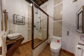 Dusch, hårtork, handdukar och tvål