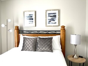 3 bedrooms, iron/ironing board, WiFi, bed sheets - Greensboro's Hidden Gem 3bd/1.5bth Cozy Clean Home (Greensboro)