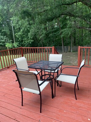 Outdoor dining - Greensboro's Hidden Gem 3bd/1.5bth Cozy Clean Home (Greensboro)