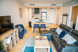 TV, stereo, offices - Capitol Apartments in Canberra City (Canberra)