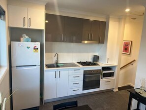 Kjøleskap, mikrobølgeovn, ovn og kokeplater