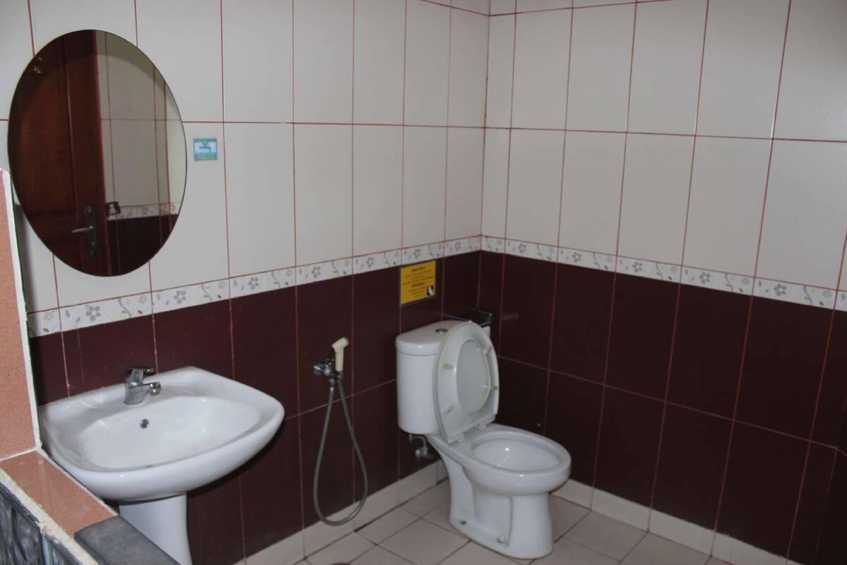 studio suite | bathroom | slippers, towels, soap, shampoo