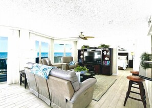 Smart TV, books, offices - DIRECT BEACH FRONT CONDO!     
PANORAMIC OCEAN VIEW!  NO DRIVE BEACH!   (Ormond Beach)