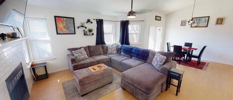 Smart TV, caminetto, libri