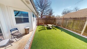 Outdoor dining - Cozy 3bd Southeast Austin - close to everything! (Austin)