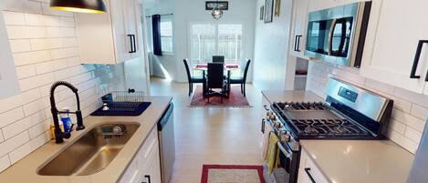 冰箱、微波炉、烤箱、炉灶