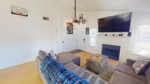 TV connectée, cheminée, livres