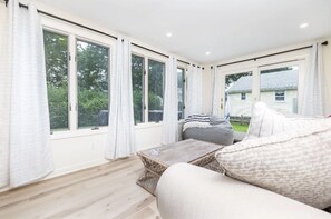 Smart TV, computer monitors, printers - Fully Updated Cornfield Point Beach House, Old Saybrook, CT (Old Saybrook)