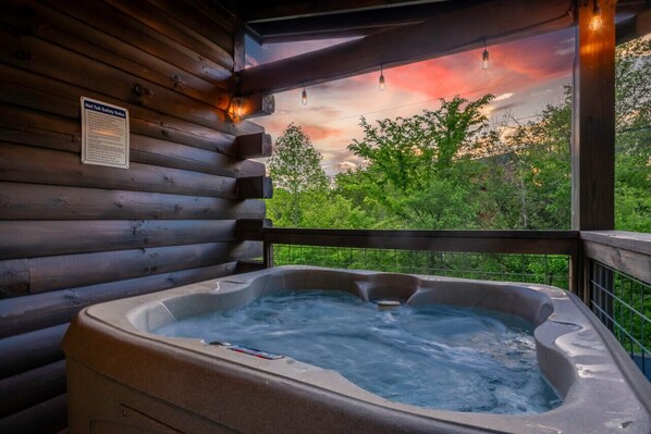 Outdoor spa tub - Family Oasis By Ghosal Luxury Lodging (Sevierville)