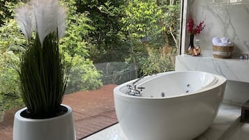 Jetted tub, hair dryer, towels, shampoo