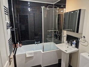 Ensemble douche/baignoire, sèche-cheveux, serviettes fournies