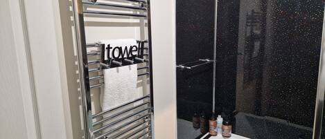 Combined shower/tub, hair dryer, towels