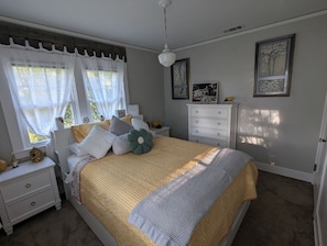 2 bedrooms, desk, free WiFi, bed sheets - French country home on 10 acres, near Int. airport (Rio Linda)