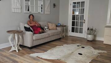 Una Smart TV, una chimenea, una pantalla de ordenador