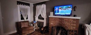 TV connectée, cheminée, écrans d'ordinateur