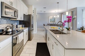 Fridge, microwave, oven, stovetop - Stylish Home 4br Priv Pool Bbq Golf Country Club Waterpark (Four Corners)