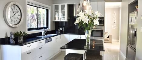 Refrigerador, microondas, horno, lavavajillas