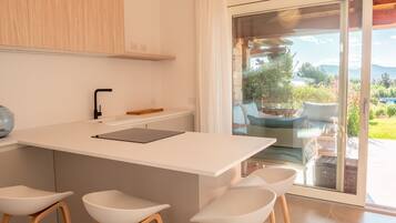 Jääkaappi, uuni, liesi, astianpesukone