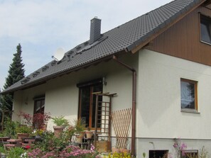 Exterior - Holiday Apartment 'Adrett' with Garden & Wi-Fi (Hermsdorf)