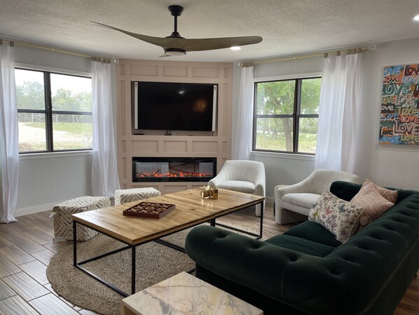 Smart TV, fireplace