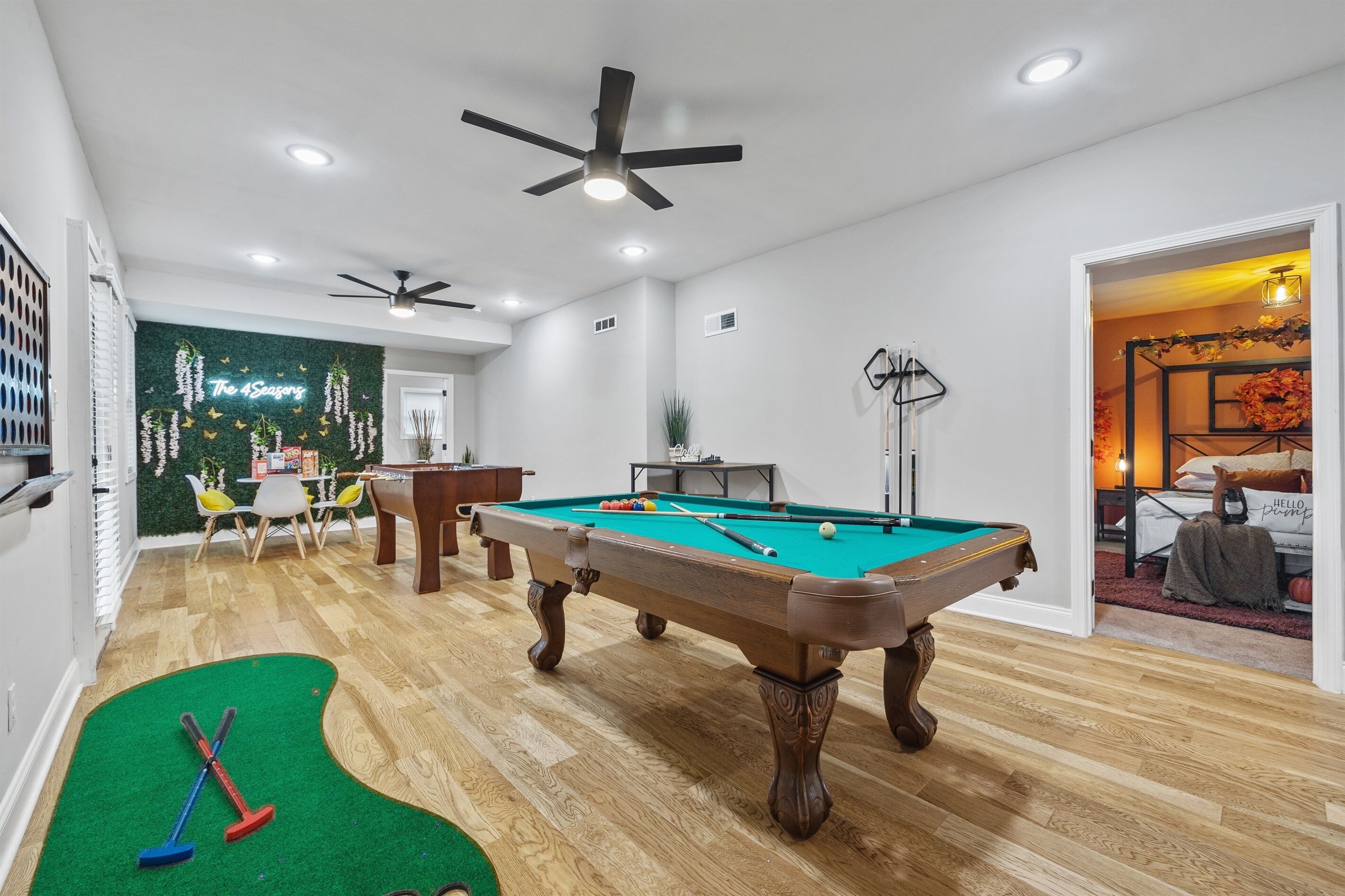*4Seasons-Themed Retreat: Hot Tub, Fire Pit & Games - Near Ponce Market*