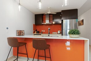 Geladeira, micro-ondas, fogão, cooktop