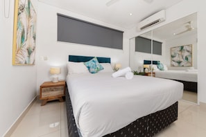 3 bedrooms, desk, iron/ironing board, free WiFi - Stylish 3 BR Apartment in The Heart of Darwin CBD with Pool (Darwin City)