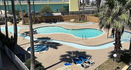 Lazy River Condo, near food/fun, EZ walk to beach