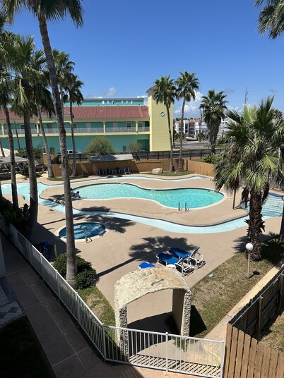 Lazy River Condo, near food/fun, EZ walk to beach