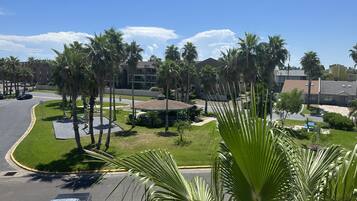 المنطقة المحيطة بالمنشأة