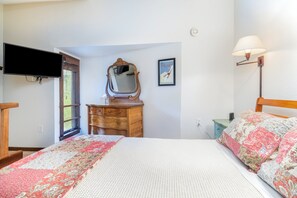 Studio | Iron/ironing board, free WiFi - Manitou Lodge 9 Hotel Room by Alpine Lodging Telluride (Telluride)