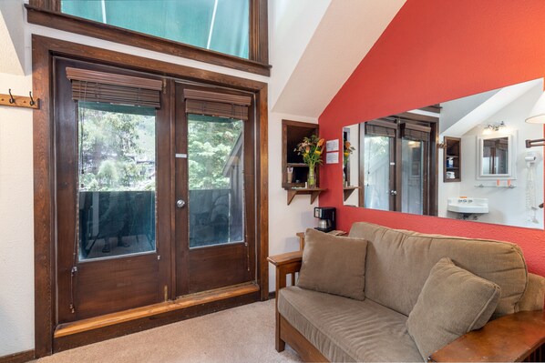 Studio | Living area | Streaming services - Manitou Lodge 9 Hotel Room by Alpine Lodging Telluride (Telluride)