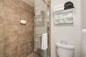Studio | Bathroom | Towels, shampoo - Manitou Lodge 9 Hotel Room by Alpine Lodging Telluride (Telluride)