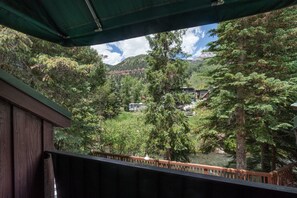 Studio | Property grounds - Manitou Lodge 9 Hotel Room by Alpine Lodging Telluride (Telluride)