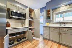 Réfrigérateur, micro-ondes, plaque de cuisson, lave-vaisselle