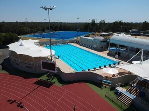 Une piscine, une piste d’athlétisme et une zone couverte pour les spectateurs.