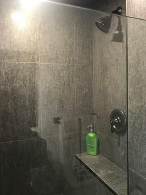 Een douche, handdoeken