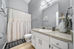 Towels, soap, shampoo, toilet paper - Cozy, modern 2 story townhome! (Jonesboro)