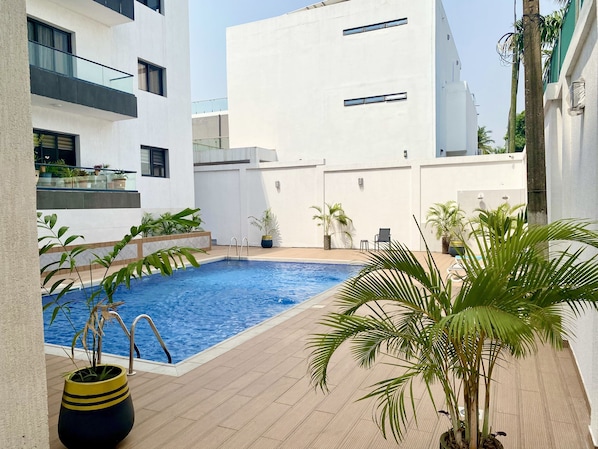 Outdoor pool - Newly furnish Two-bed Apartment at East Cantonment (Accra)