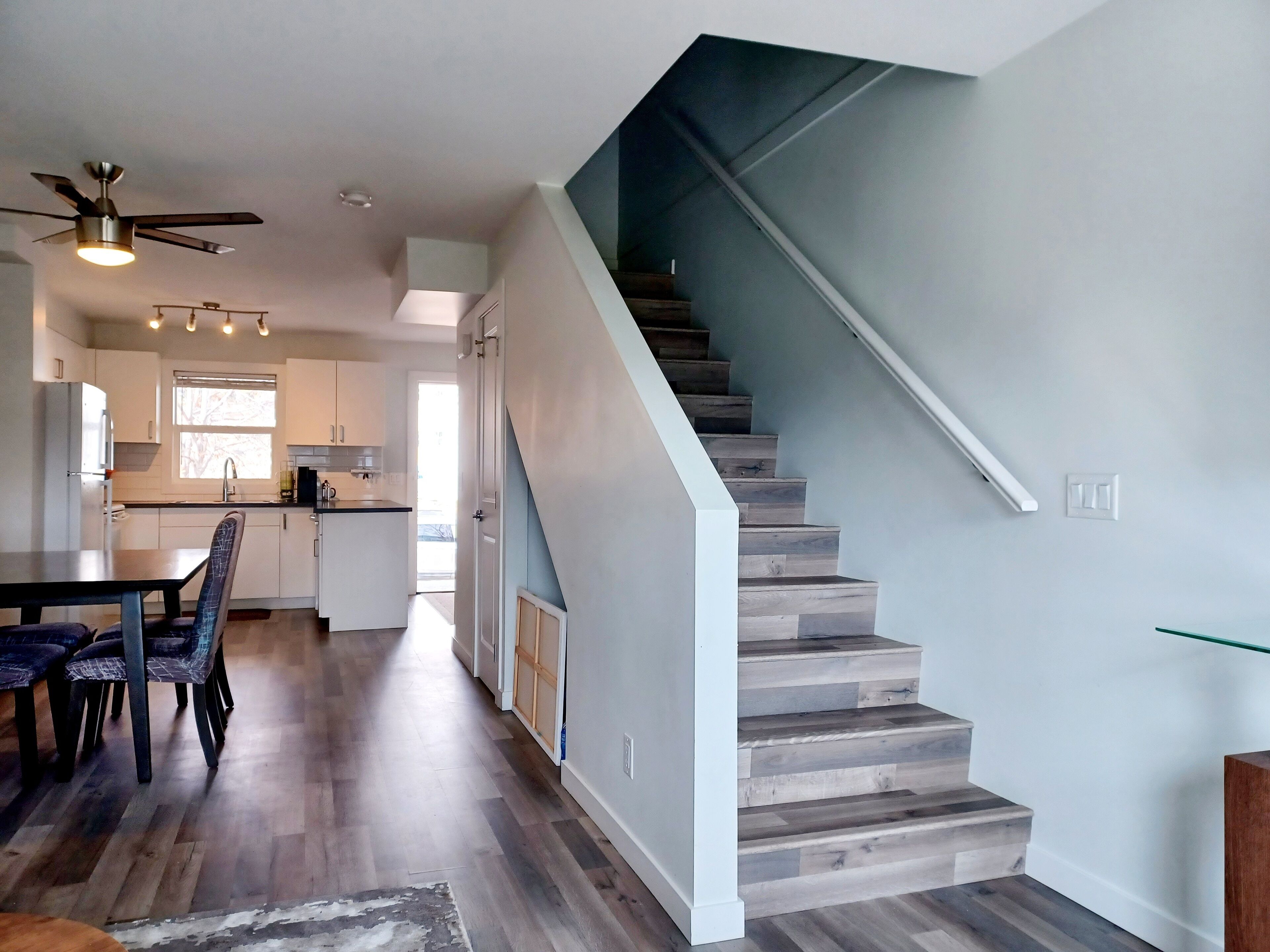 Réfrigérateur, vaisselle et ustensiles