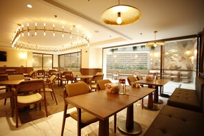 Petit déjeuner, déjeuner et dîner servis sur place
