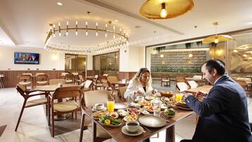 Sarapan, makan tengah hari dan makan malam dihidangkan