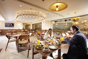 Breakfast, lunch and dinner served - Kate Hotel Special Class & Spa (Istanbul)