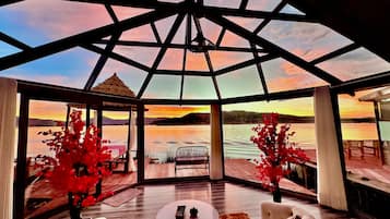 Luxury Double Room, Lake View | Living area