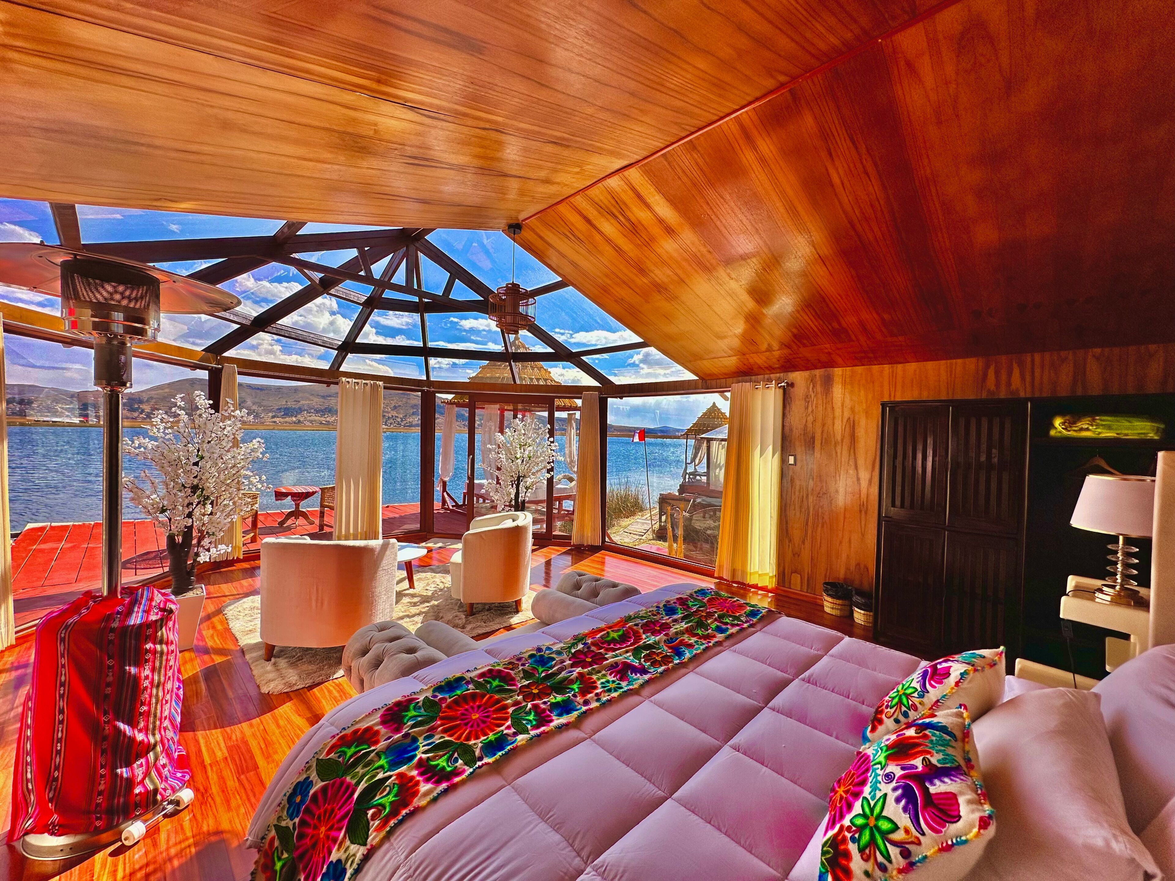 Chambre Luxe, 1 très grand lit, vue lac | Draps fournis