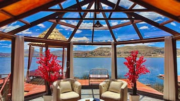 ラグジュアリー ダブルルーム レイクビュー | リビング エリア