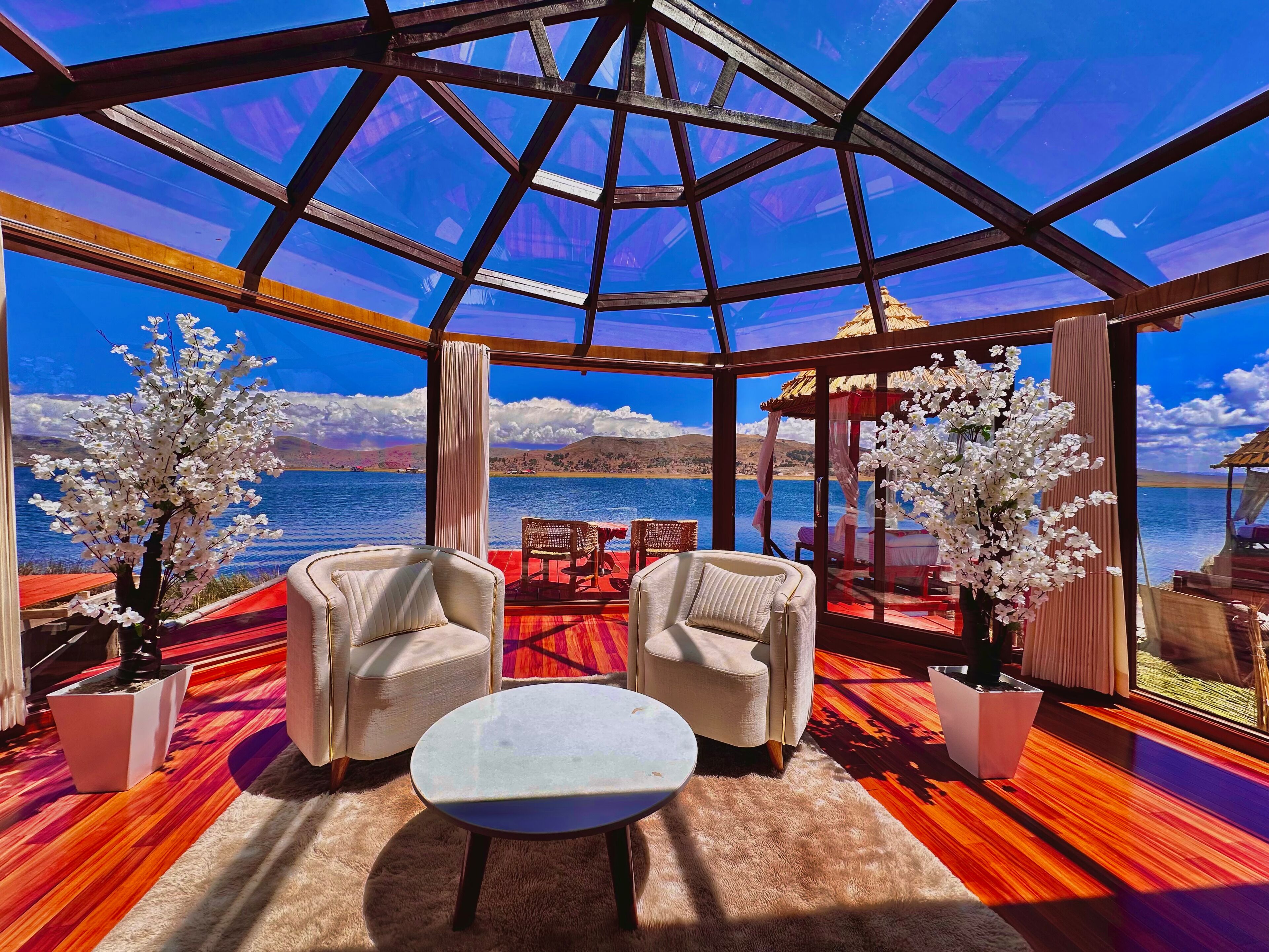 Luxury Room, 1 King Bed, Lake View | Living area