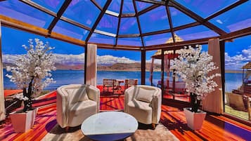 Luxury Room, 1 King Bed, Lake View | Living area